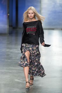 Lottie Moss feet photo thumbnail