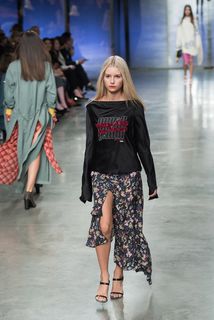 Lottie Moss feet photo thumbnail