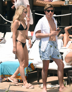 Lottie Moss feet photo thumbnail