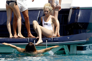 Lottie Moss feet photo thumbnail