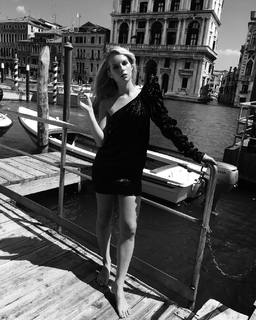 Lottie Moss feet photo thumbnail