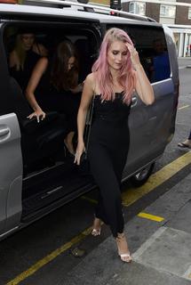 Lottie Moss feet photo thumbnail