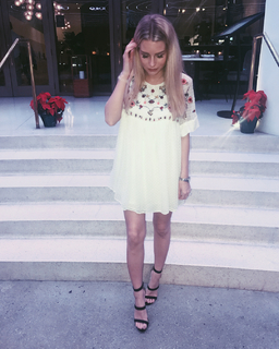 Lottie Moss feet photo thumbnail