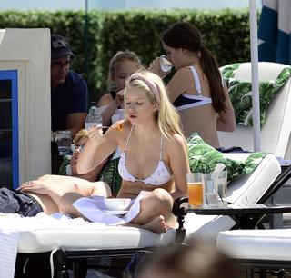 Lottie Moss feet photo thumbnail