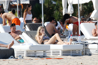 Lottie Moss feet photo thumbnail