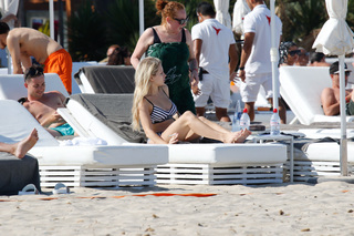 Lottie Moss feet photo thumbnail