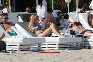 Lottie Moss feet photo thumbnail