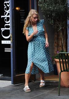 Lottie Moss feet photo thumbnail