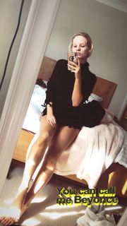 Lottie Moss feet photo thumbnail