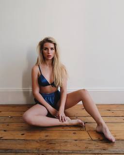 Lottie Moss feet photo thumbnail