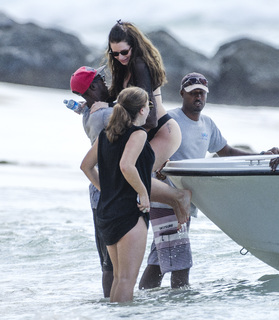 Lottie Moss feet photo thumbnail