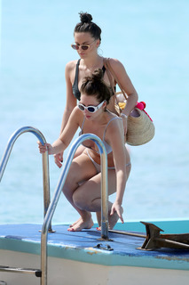 Lottie Moss feet photo thumbnail