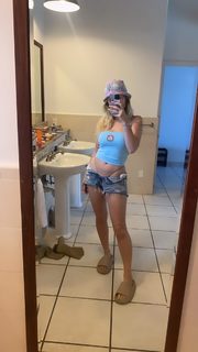 Lottie Moss feet photo thumbnail