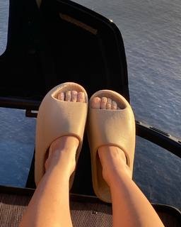 Lottie Moss feet photo thumbnail