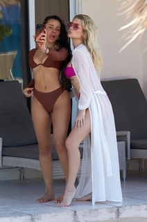 Lottie Moss feet photo thumbnail