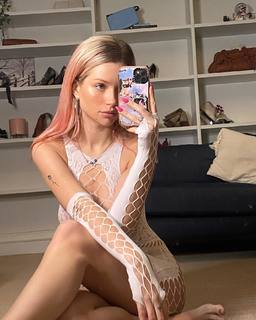 Lottie Moss feet photo thumbnail
