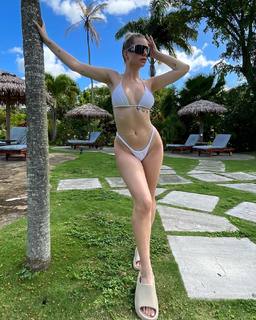 Lottie Moss feet photo thumbnail