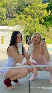 Lottie Moss feet photo thumbnail