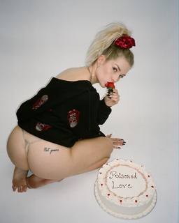 Lottie Moss feet photo thumbnail