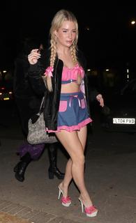 Lottie Moss feet photo thumbnail