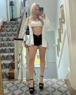 Lottie Moss feet photo thumbnail