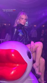 Lottie Moss feet photo thumbnail