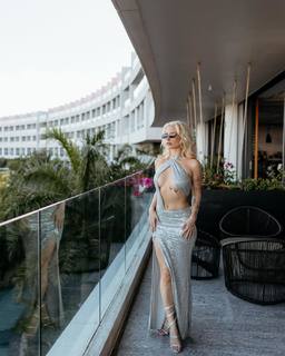 Lottie Moss feet photo thumbnail