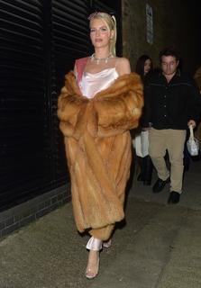 Lottie Moss feet photo thumbnail