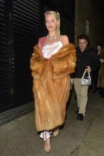 Lottie Moss feet photo thumbnail