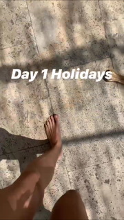 Lou Doillon feet photo 4