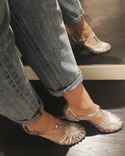 Louane Emera feet photo thumbnail