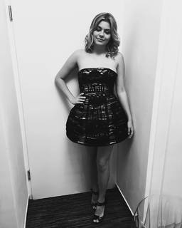 Louane Emera feet photo thumbnail