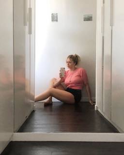 Louane Emera feet photo thumbnail