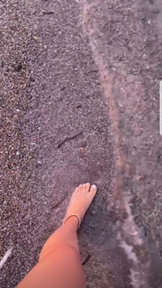 Louane Emera feet photo thumbnail