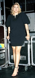 Louane Emera feet photo thumbnail