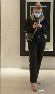 Louane Emera feet photo thumbnail