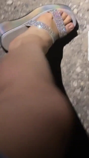 Louane Emera feet photo thumbnail