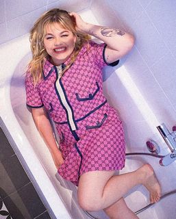 Louane Emera feet photo thumbnail