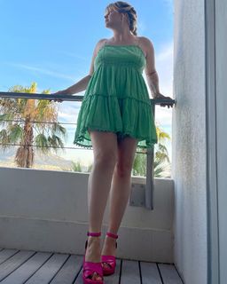 Louane Emera feet photo thumbnail