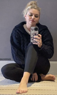 Louane Emera feet photo thumbnail