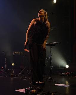 Louane Emera feet photo thumbnail