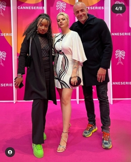 Louane Emera feet photo thumbnail