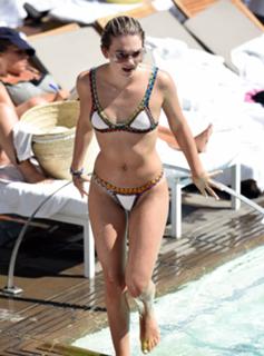 Louisa Johnson feet photo thumbnail