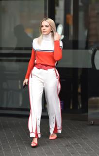 Louisa Johnson feet photo thumbnail