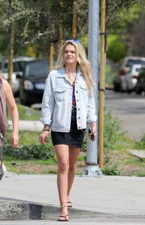 Louisa Johnson feet photo thumbnail