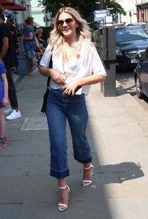Louisa Johnson feet photo thumbnail