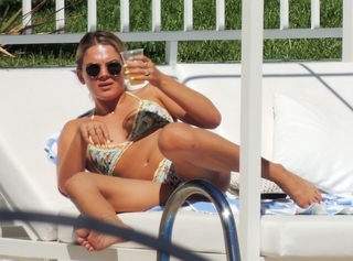 Louisa Johnson feet photo thumbnail