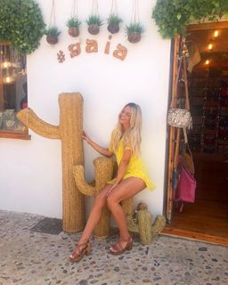 Louisa Johnson feet photo thumbnail