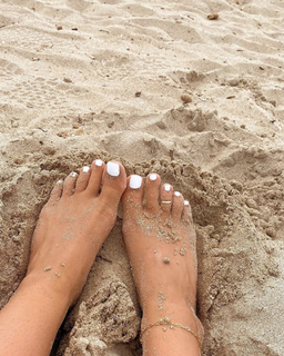 Louisa Johnson feet photo thumbnail