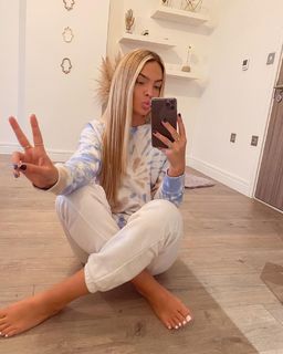 Louisa Johnson feet photo thumbnail
